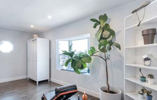 Now Leasing – 812 Merlin | $6,200/Month | 1 Month Free