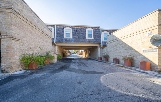 2/1 Alamo Heights Condo ~ Freshly Remodeled ~ AHISD