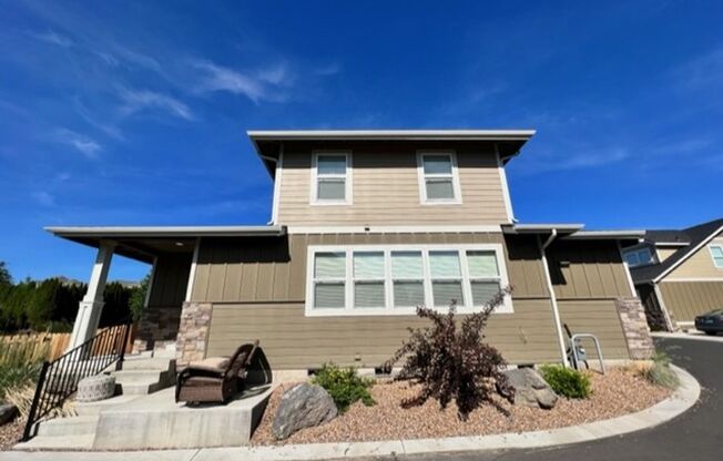 Stylish 3 Bedroom Duplex with Scenic Views and Modern Amenities: Your Perfect Redmond Retreat
