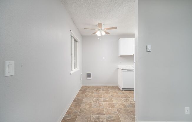 2 beds, 1 bath, 732 sqft, $1,595, Unit 26