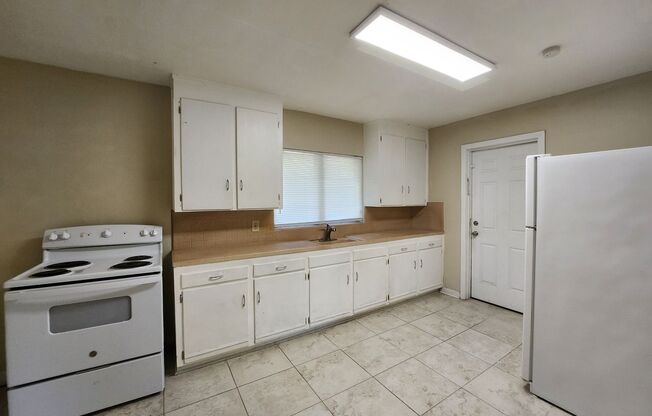 2 beds, 1 bath, $1,395