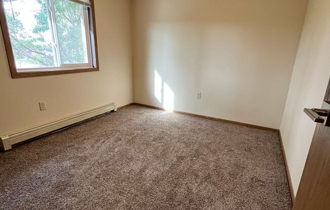 3 beds, 1 bath, 1,044 sqft, $895, Unit 18