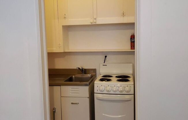 1 bed, 1 bath, $580, Unit Q-1
