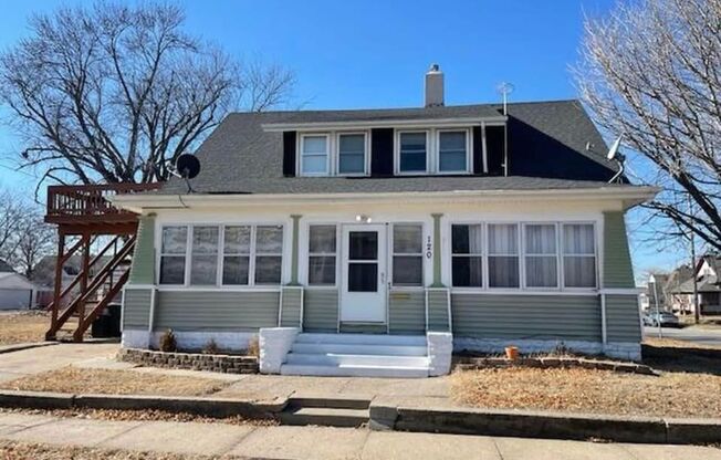 EM - 120 N 9th St