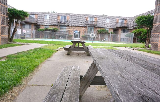 2 beds, 1 bath, 950 sqft, $995, Unit 10