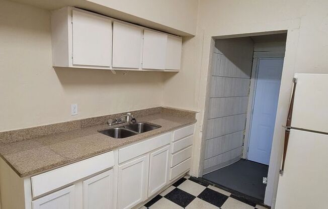 1 bed, 1 bath, 1,000 sqft, $775, Unit 227