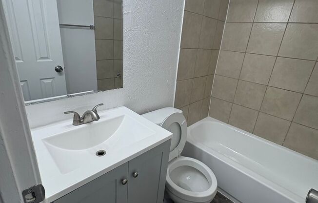 2 beds, 1 bath, 953 sqft, $1,349, Unit 563