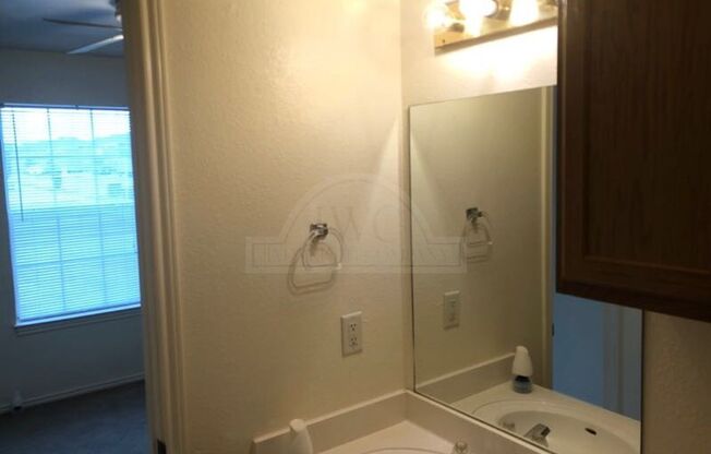 2 beds, 1 bath, $775, Unit 5804 Greengate Unit A