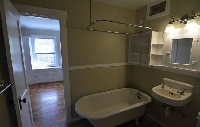2 beds, 1 bath, 750 sqft, $1,295, Unit J