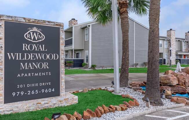 Signage at Royal Wildewood Manor Apartments, Clute, Texas