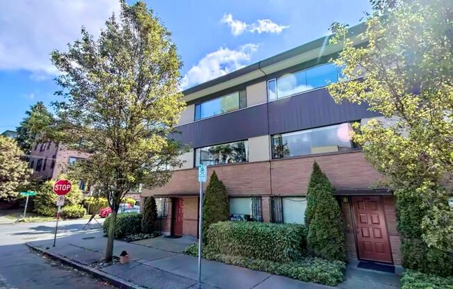 2 beds, 1 bath, 800 sqft, $2,145, Unit 333