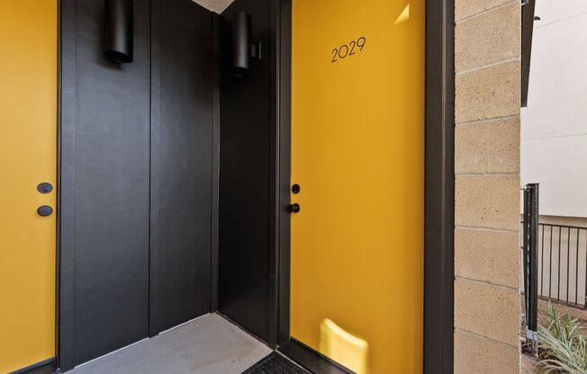Contemporary Little Italy Studio!