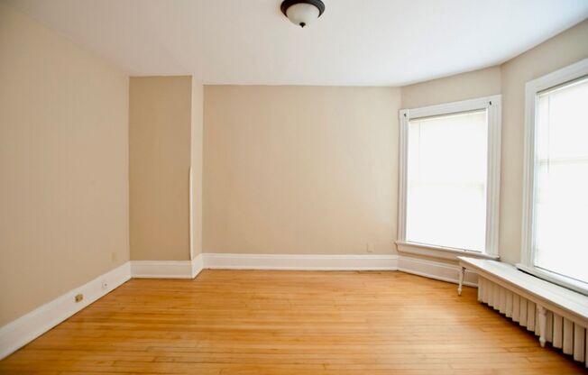 $2300- 4 Bd/2 Ba Close to Lakefront ***HALF OFF FIRST MONTH***