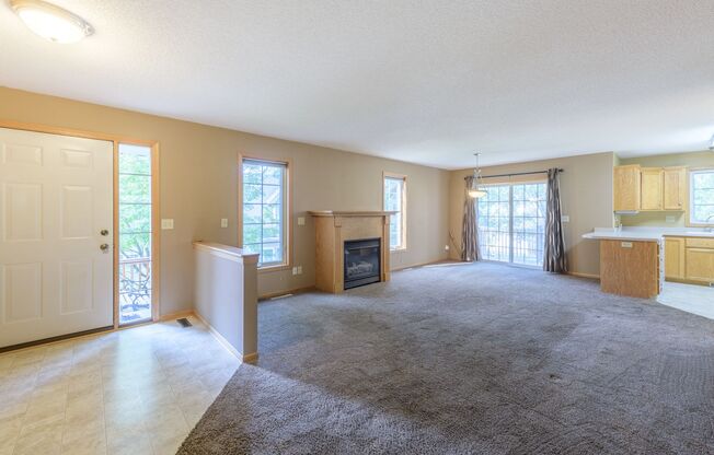 Fantastic 3 bed 3 bath townhome in Coon rapids!