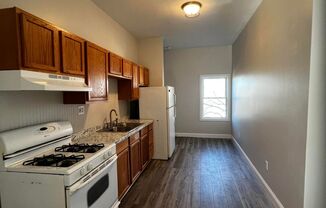 3 beds, 1 bath, $1,900, Unit 3E