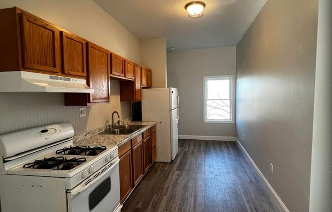 3 beds, 1 bath, $1,900, Unit 3E