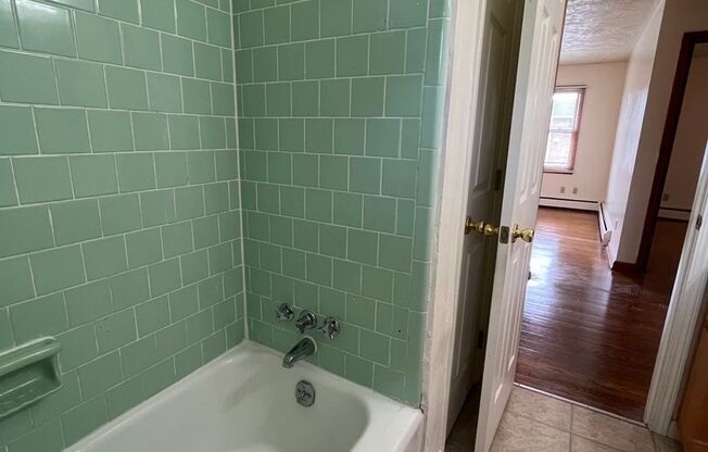 2 beds, 1 bath, 903 sqft, $1,210, Unit E-1