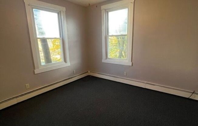 2 beds, 1 bath, $900, Unit 502 Center St APT 2