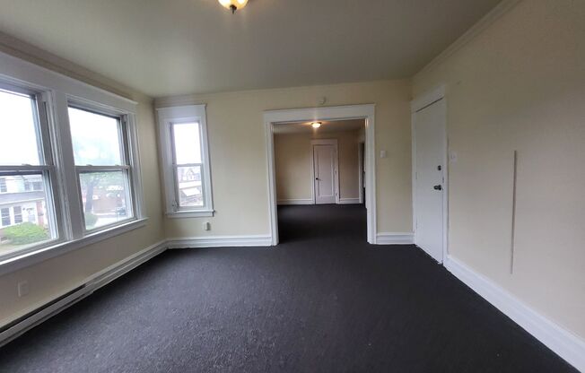 3 beds, 1 bath, 1,600 sqft, $1,700, Unit Unit 2