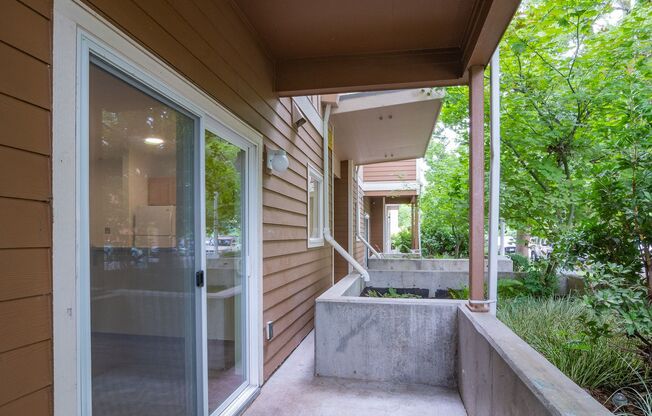 3 beds, 2 baths, $2,400, Unit 102