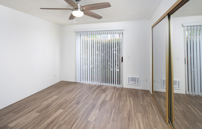 Hillcrest: Beautiful 2 Bedroom Apartment with 2 Parking Spaces!