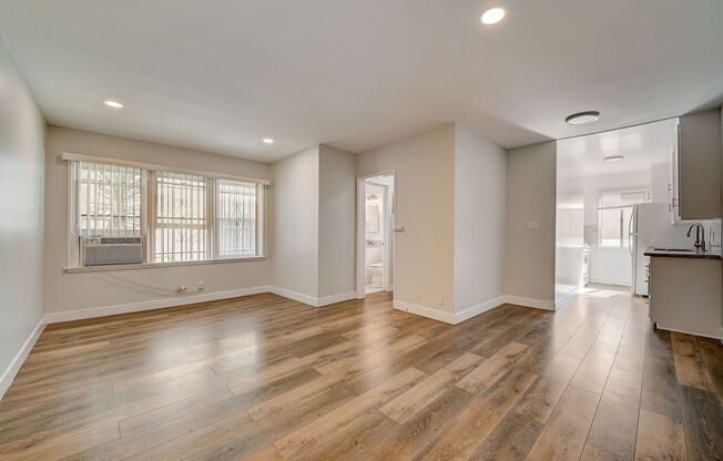 1 bed, 1 bath, 695 sqft, $1,598, Unit 19