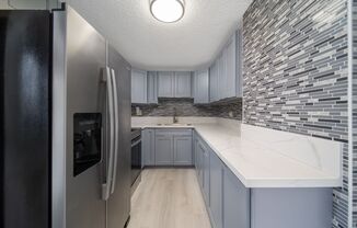 Upgraded Condo w/ Assigned Parking Near H1 and Queen Medical
