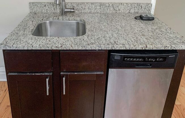 2 beds, 1 bath, 695 sqft, $2,075, Unit 2175-1