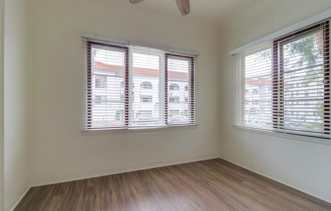 Move In Special! Charming Top Floor 1-Bedroom Apartment in Bankers Hill!