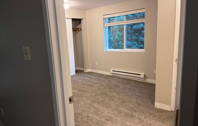 3 beds, 2 baths, $2,050, Unit 306