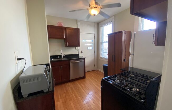 1 bed, 1 bath, 650 sqft, $1,095, Unit 61 E. 4th Ave.