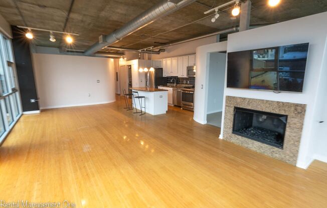 Downtown ROYAL OAK LIVING - 2 bed/2 bath - A CORNER WITH A VIEW!