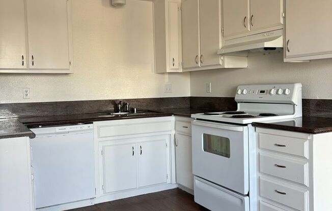 2 beds, 1 bath, $1,500, Unit 3913 Manor Street A