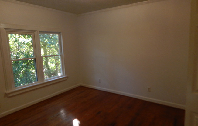 Adorable 2 Bedroom located in Mid-town close to Beach!!!