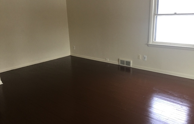 2 beds, 1 bath, $895, Unit Upper