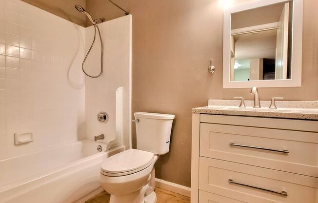 Beautifully Remodeled 1bd Condo With Pool & Caport