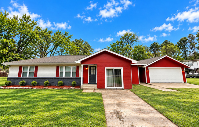 Gorgeous and spacious 4/2/2 on almost an acre in Angleton