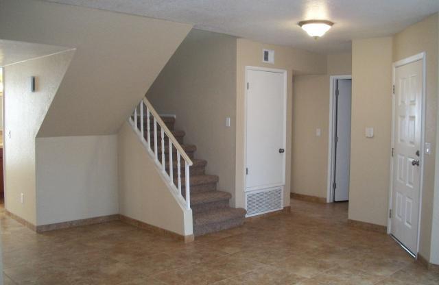 Convenient Northwest 4 Bedroom 3 Bath with Use of Community Pools