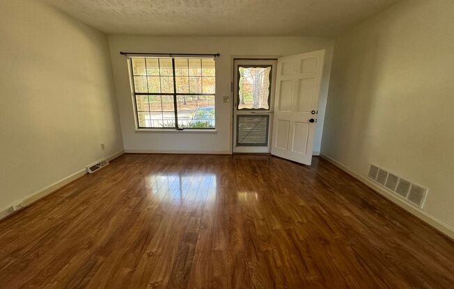 2 beds, 1.5 baths, $1,195, Unit Apt. A