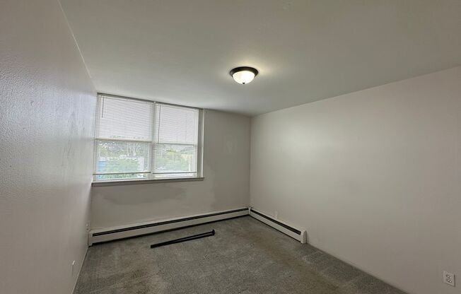 3 beds, 1 bath, $1,625, Unit 308