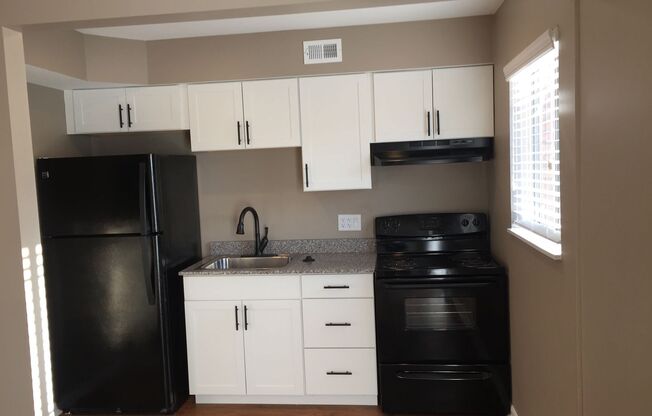 2 beds, 1 bath, 890 sqft, $975, Unit 4-40