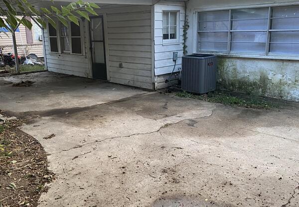 3 beds, 1 bath, $950