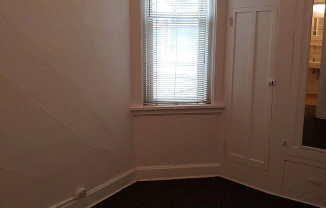 1 bed, 1 bath, $580, Unit Q-1