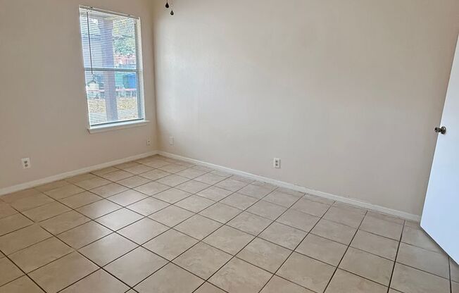 2 beds, 1 bath, $1,100