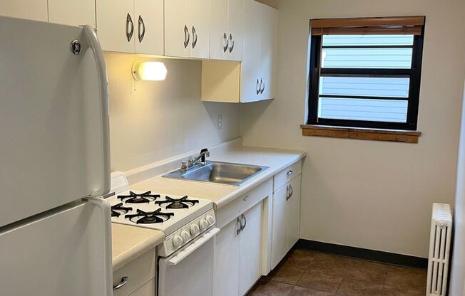 1 bed, 1 bath, $1,250, Unit 14