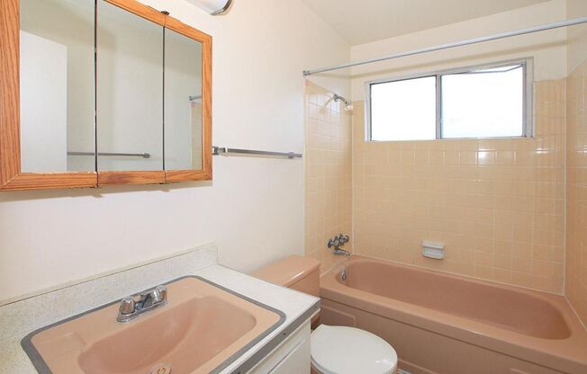 2 beds, 1 bath, 915 sqft, $915, Unit 79-10 (UV2)