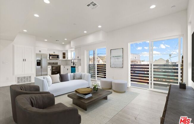 1116 S MARIPOSA AVE