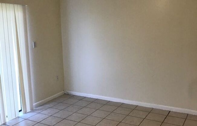 1/1 Efficiency apartment w/ LAKE VIEW and WATER/ELECTRIC INCLUDED! Furnishings available!