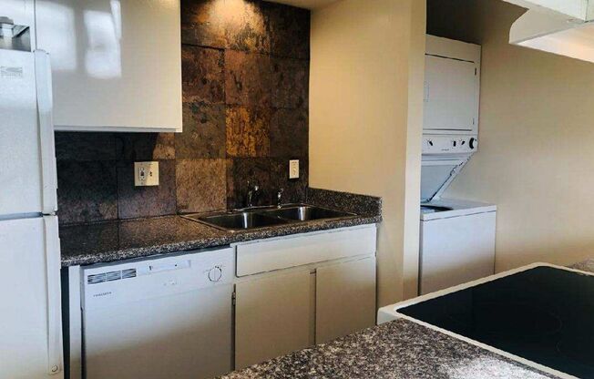 **MOVE IN SPECIAL** 1/2 OFF 1ST FULL MONTH'S RENT**Mission East Apts 2 br/1 bath ground floor + WD in unit