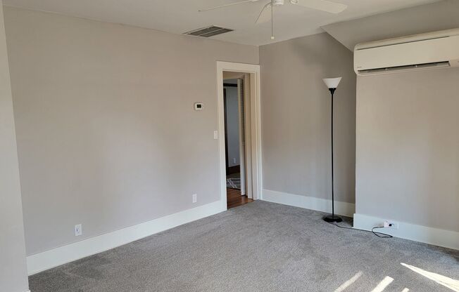 Bright and Spacious vintage 2 bedroom apartment in Multnomah Village